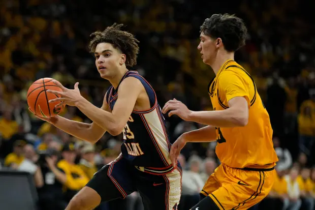 Illinois guard Keaton Wagler drives past Iowa guard Isaiah Howard during the first half Sunday, Jan. 11, 2026, Iowa City, Iowa. (AP Photo/Charlie Neibergall)
