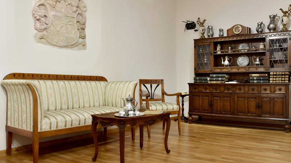 Old house interior, old furniture, modern old style, old country house design